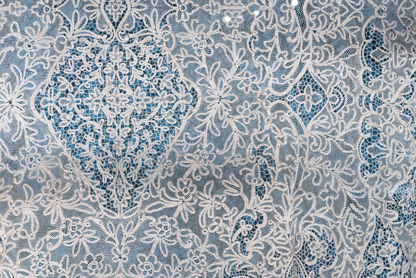 На выставке "Узор в декоративном искусстве Нового времени".