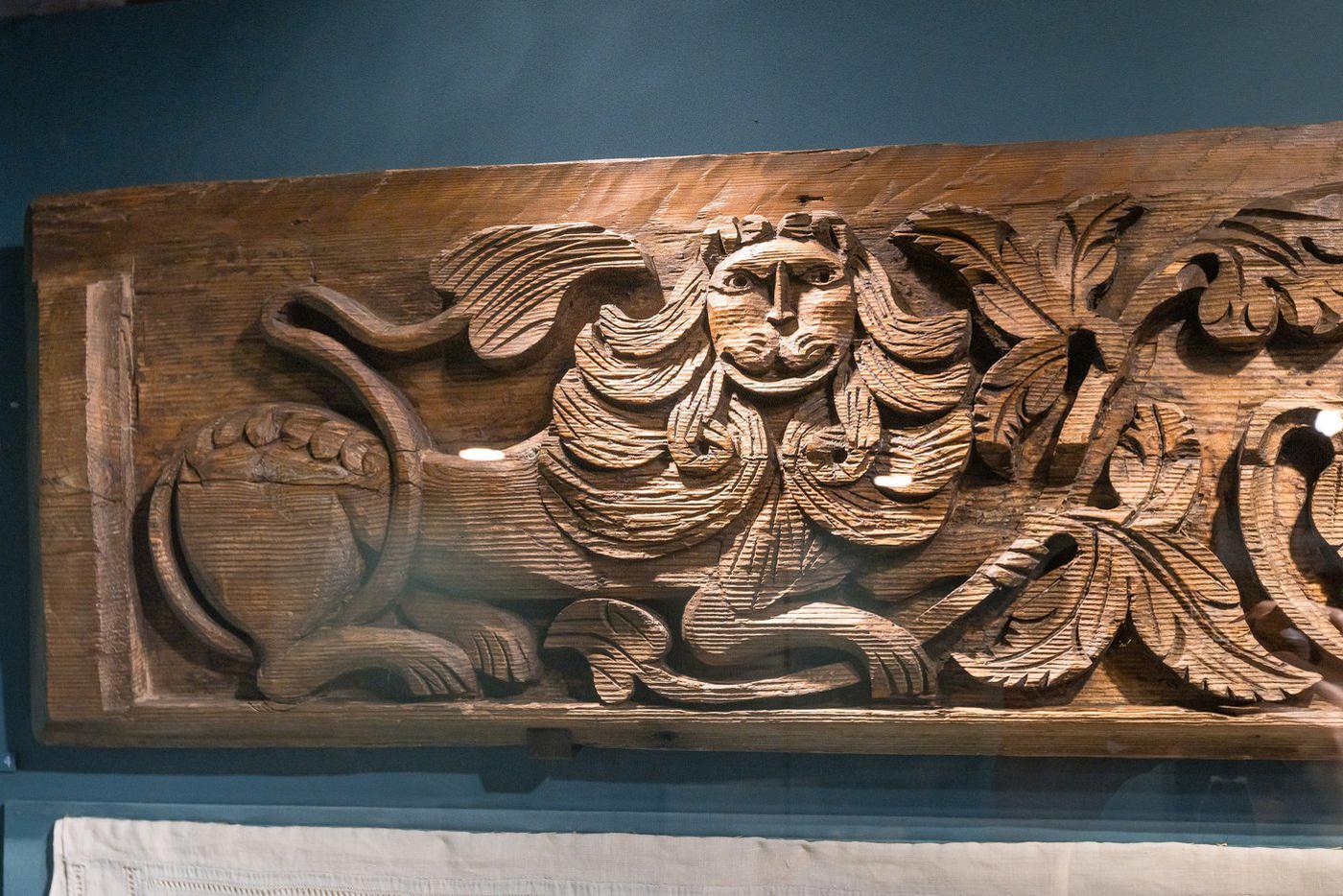 На выставке "Узор в декоративном искусстве Нового времени".