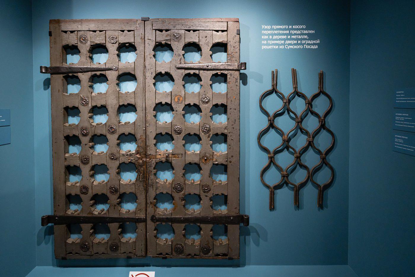 На выставке "Узор в декоративном искусстве Нового времени".