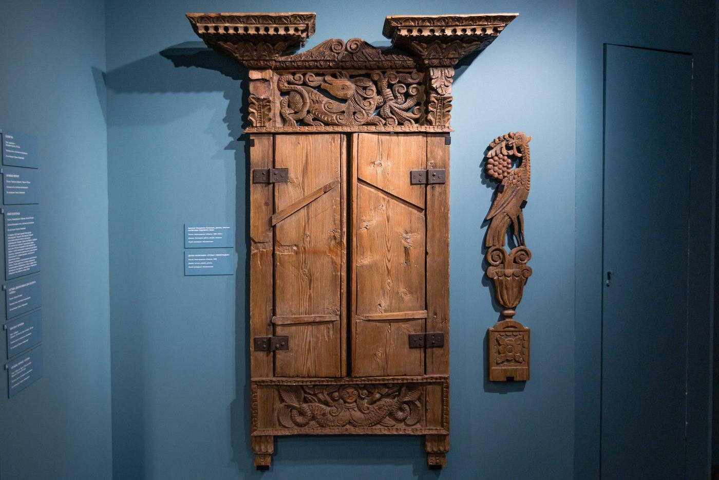 На выставке "Узор в декоративном искусстве Нового времени".