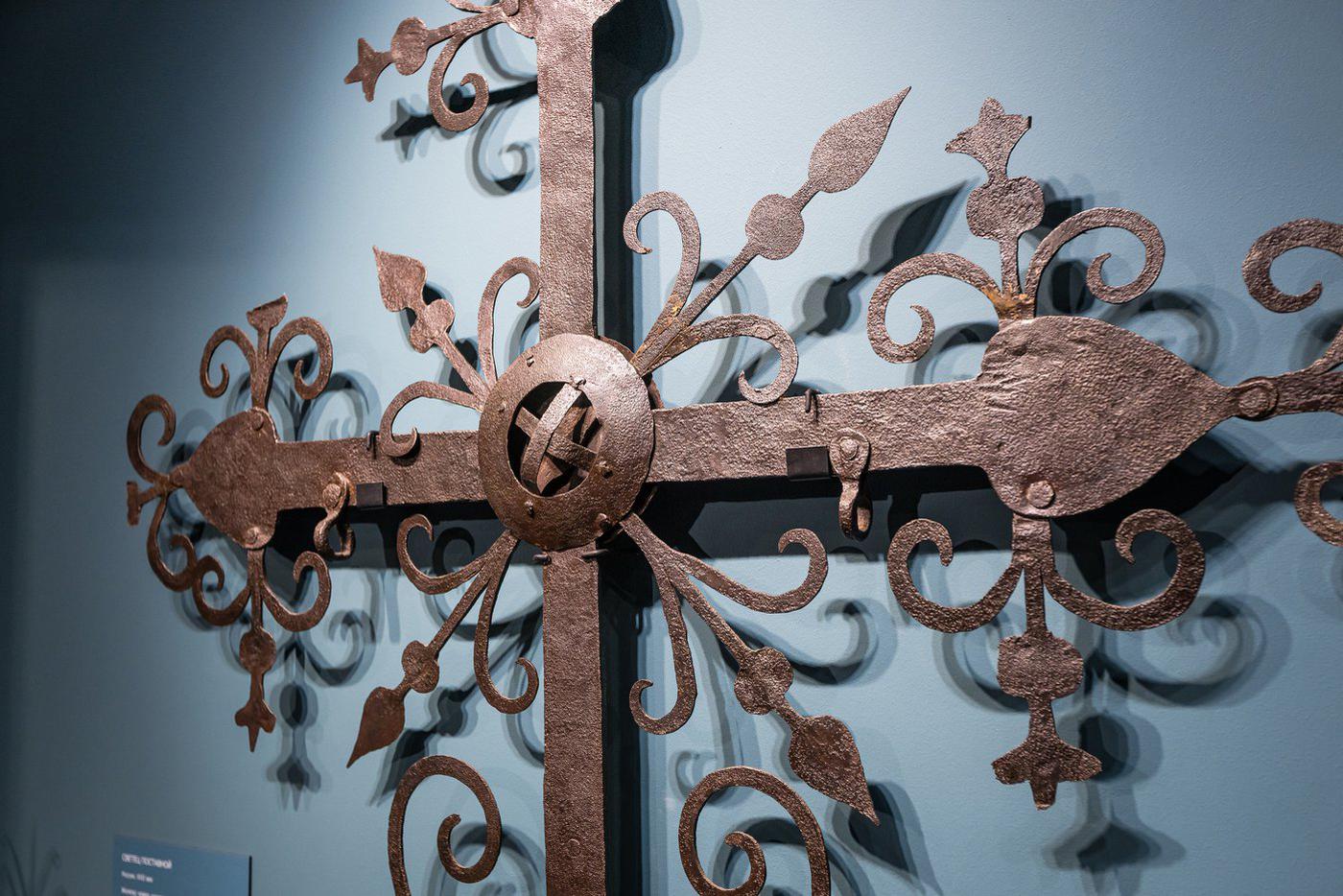 На выставке "Узор в декоративном искусстве Нового времени".