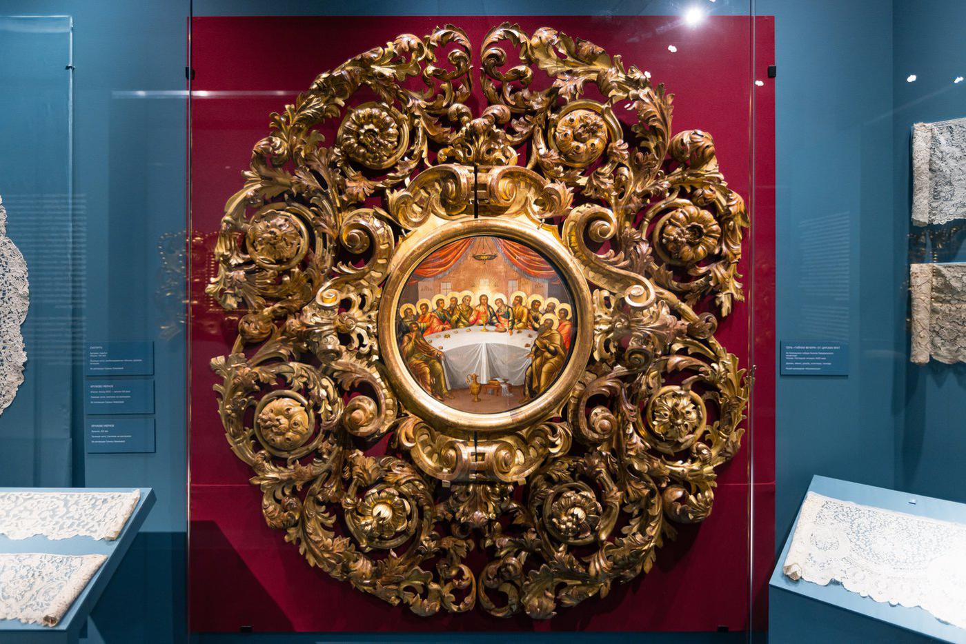 На выставке "Узор в декоративном искусстве Нового времени".