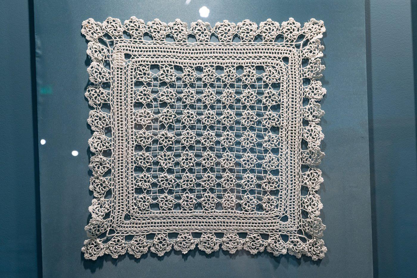 На выставке "Узор в декоративном искусстве Нового времени".