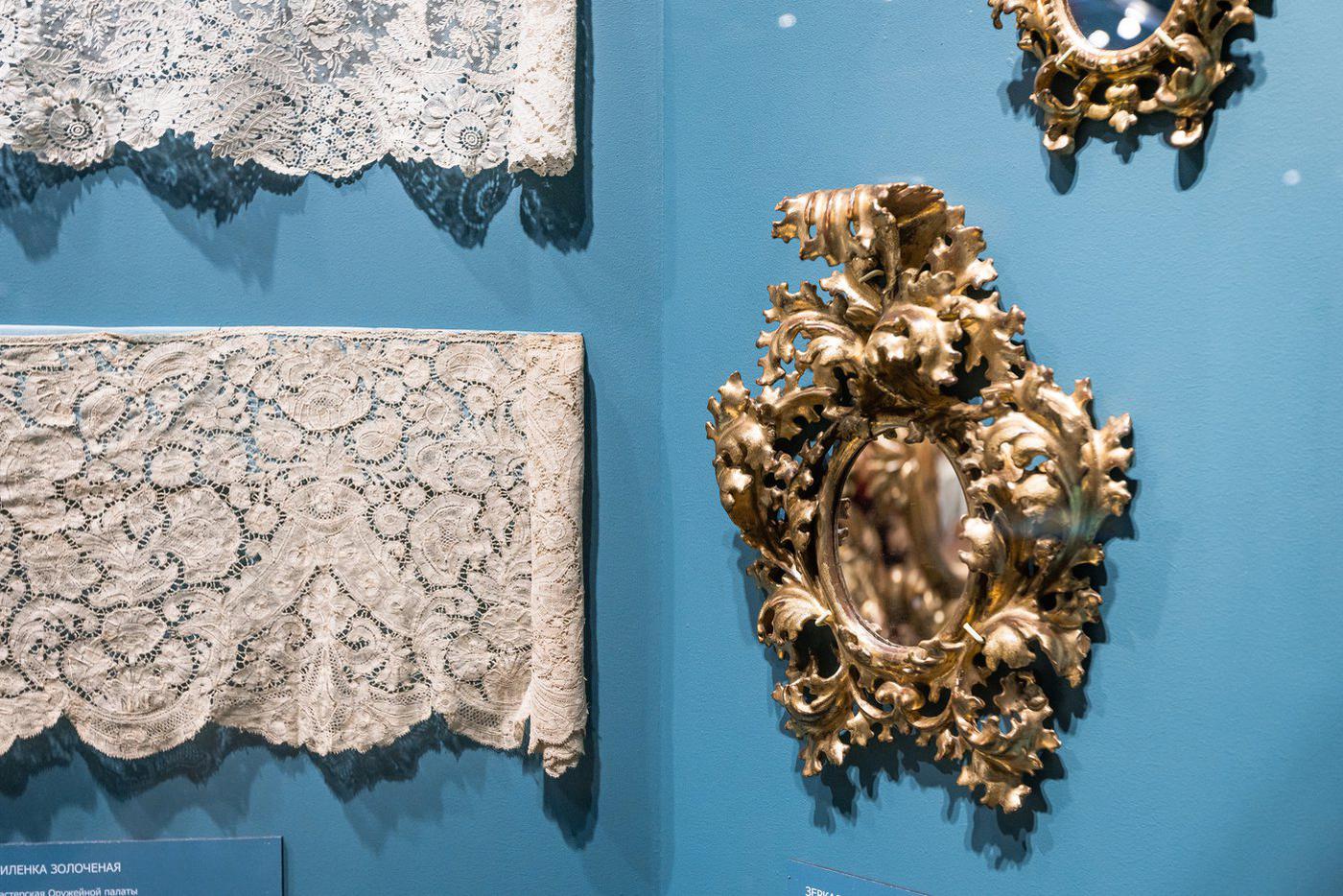 На выставке "Узор в декоративном искусстве Нового времени".