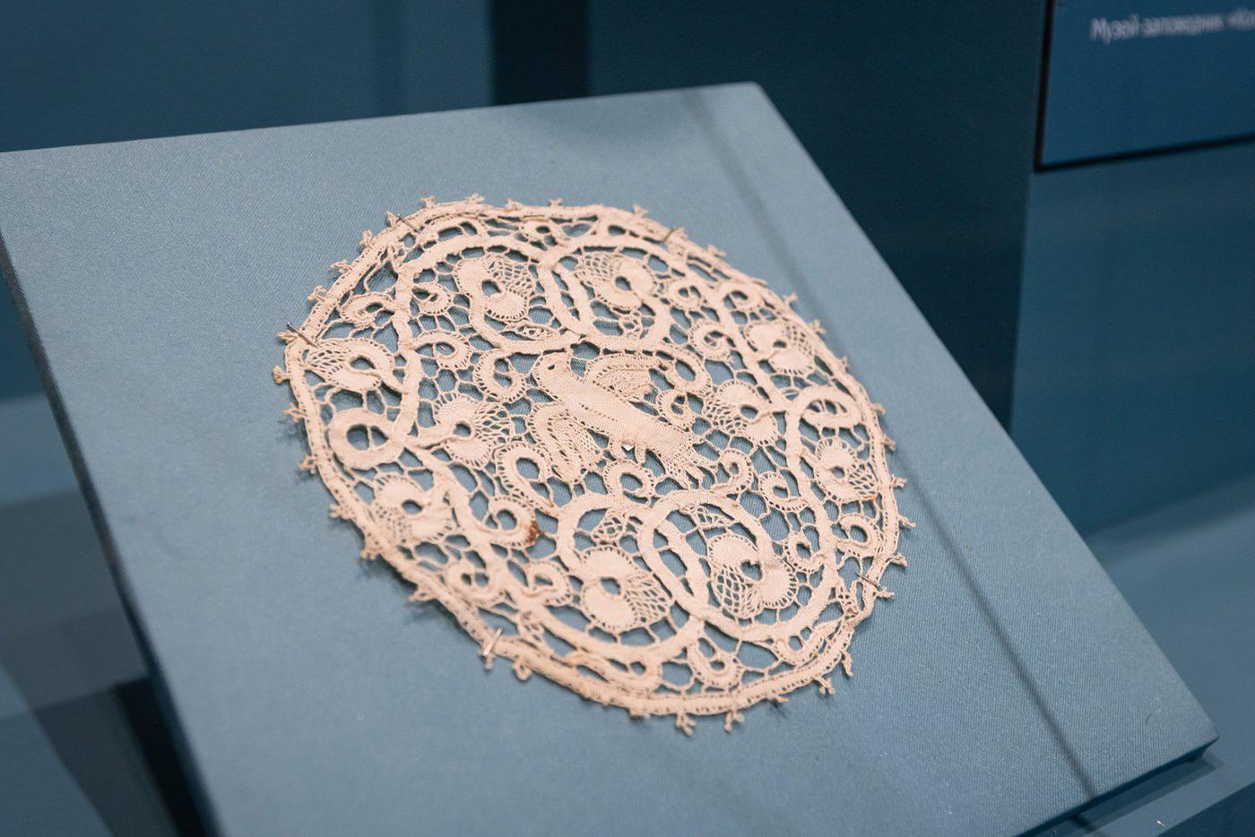 На выставке "Узор в декоративном искусстве Нового времени".