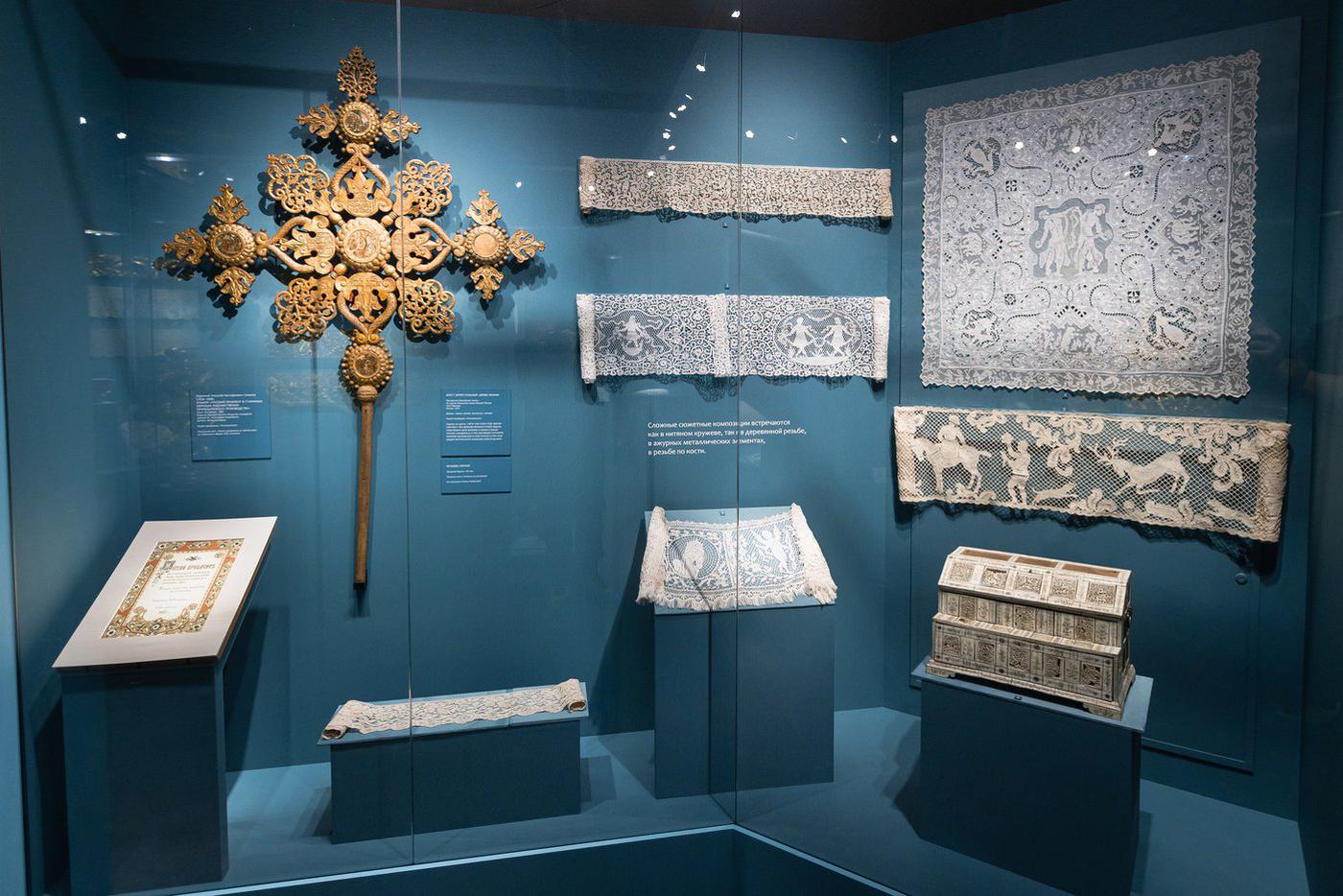 На выставке "Узор в декоративном искусстве Нового времени".