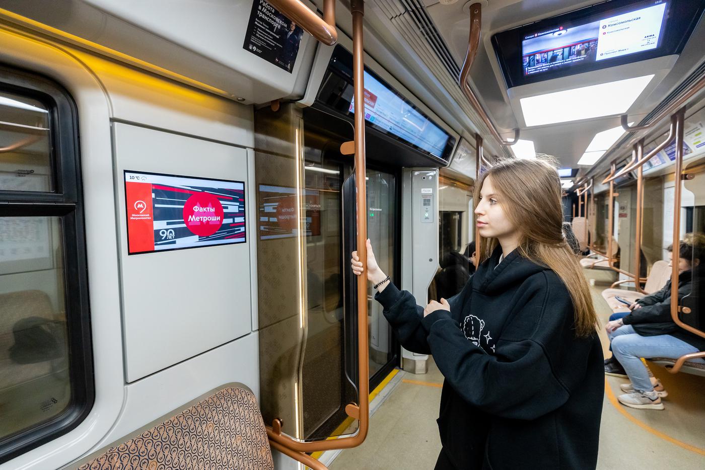 На медиаэкранах метро и наземного транспорта появились факты о транспорте для детей