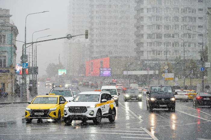 Московских водителей предупредили о дожде и мокром снеге в ночь на вторник