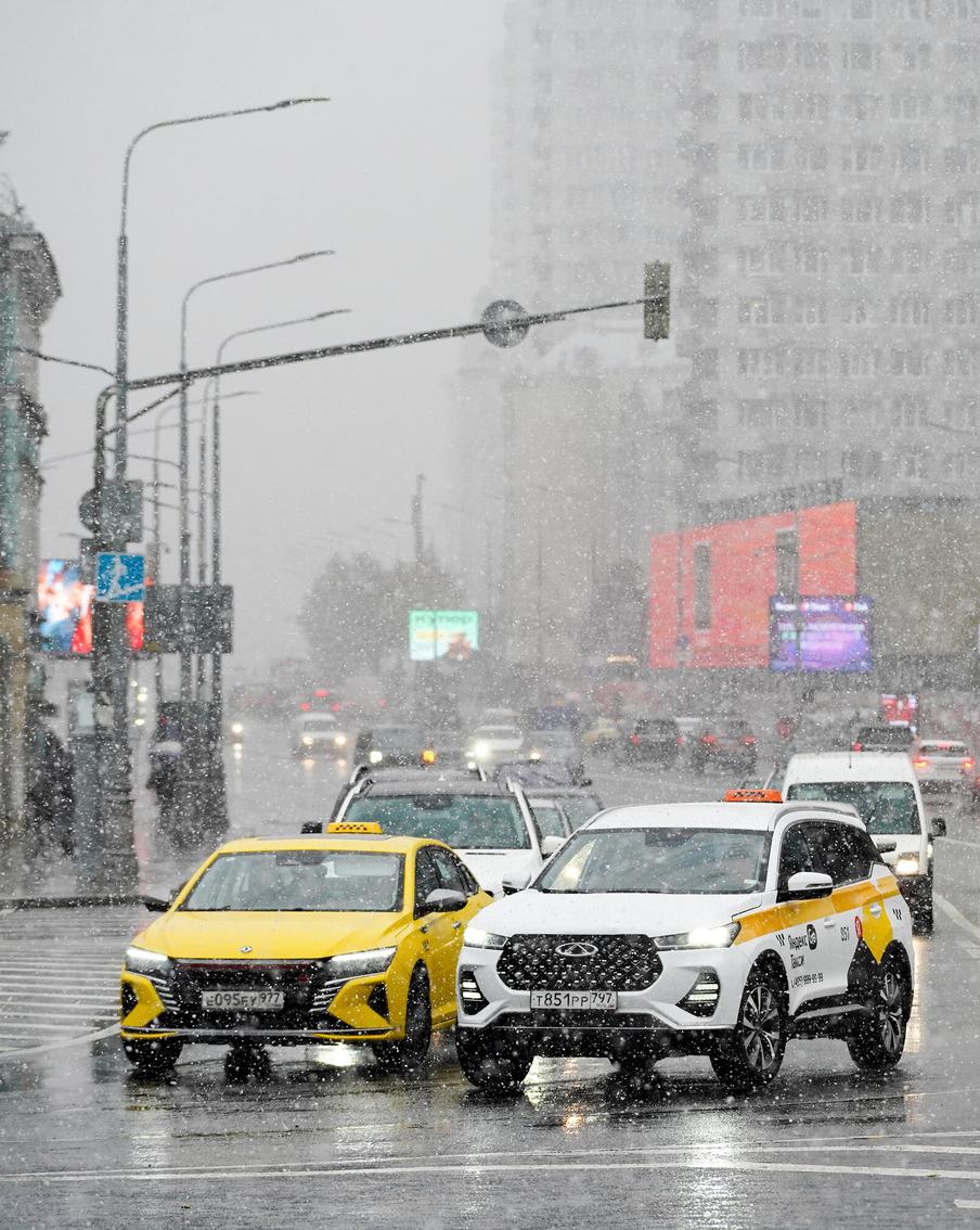 Московских водителей предупредили о дожде и мокром снеге в ночь на вторник