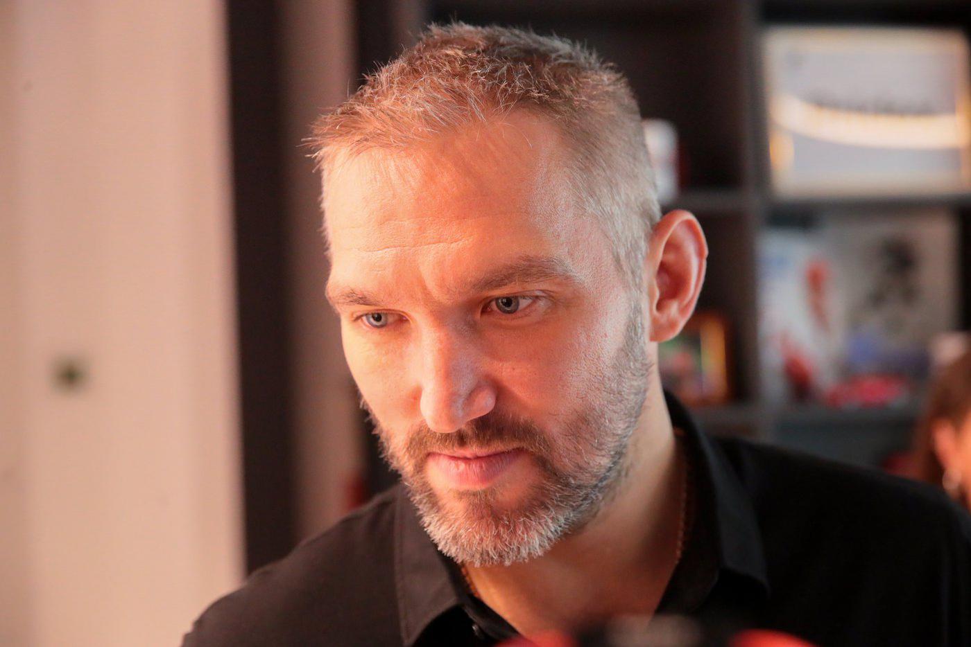 Овечкин подарил Лукашенко форму с автографом