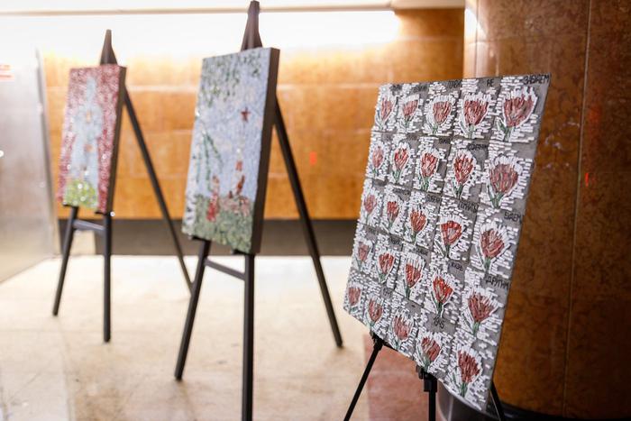 Выставка "Мозаика Победы" открылась в московском метро в преддверии 9 мая