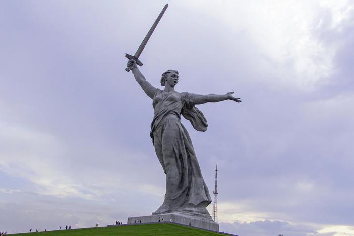 На въездах в Волгоград установили дорожные знаки "Сталинград"