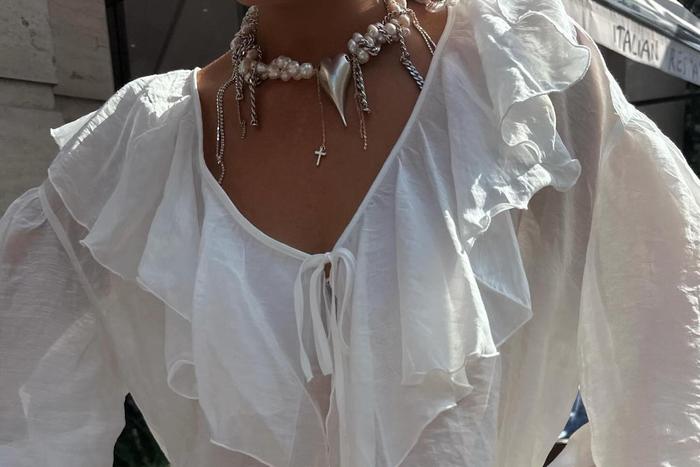 Блузы с рюшами – новый мастхев: как добавить образу романтики