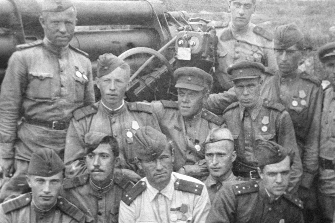 09.09.1944. Великая Отечественная война 1941–1945 гг. Командир отделения разведки 72-го отдельного зенитного дивизиона старший сержант Юрий Никулин (2-й слева в 1-м ряду) с боевыми товарищами. Ленинградский фронт.