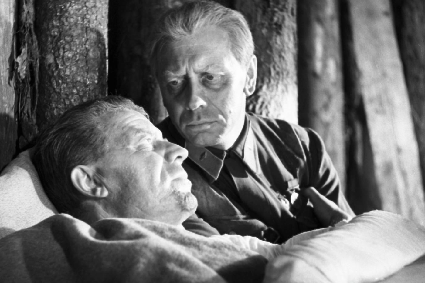 "Сапог наполнялся кровью из-за ранения, а он танцевал": как звёзды советского кино отличились на войне