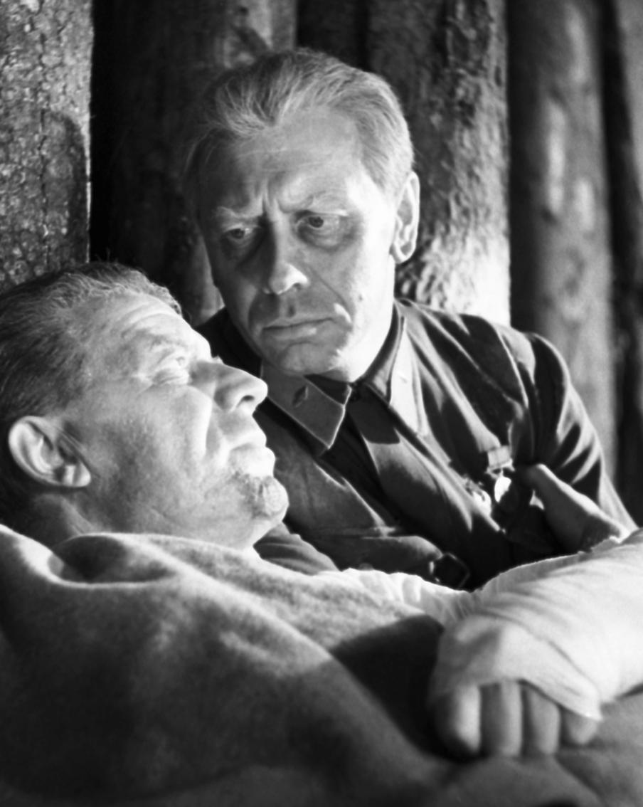 "Сапог наполнялся кровью из-за ранения, а он танцевал": как звёзды советского кино отличились на войне