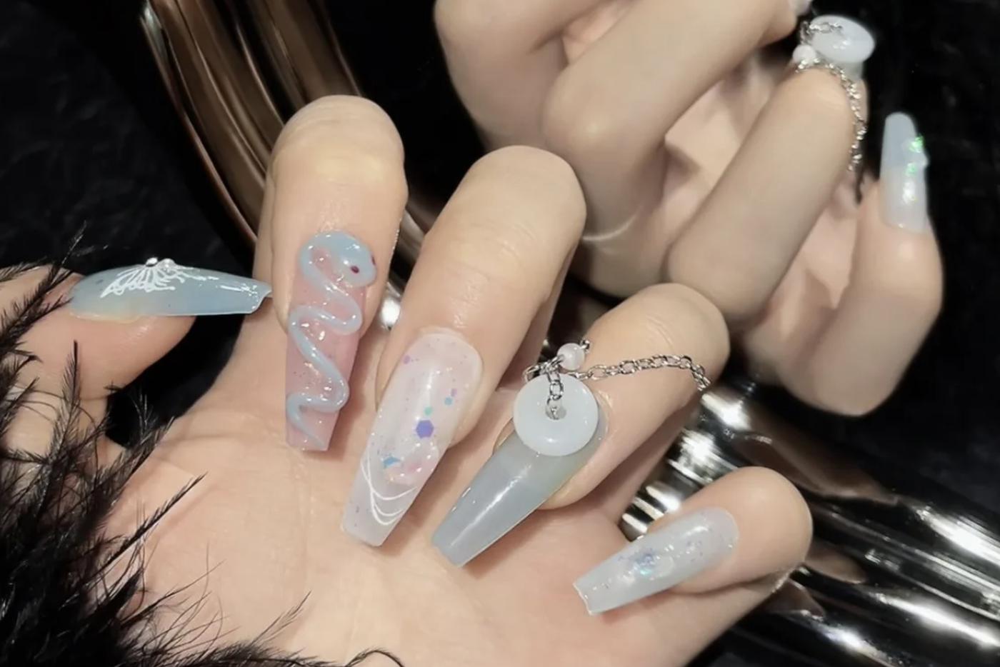 Накладные ногти снова в моде: тренд из Азии, который вышел на глобальный уровень