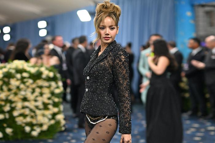 Образ Лисы из Blackpink на Met Gala вызвал волну критики: что происходило в мире моды и красоты на этой неделе