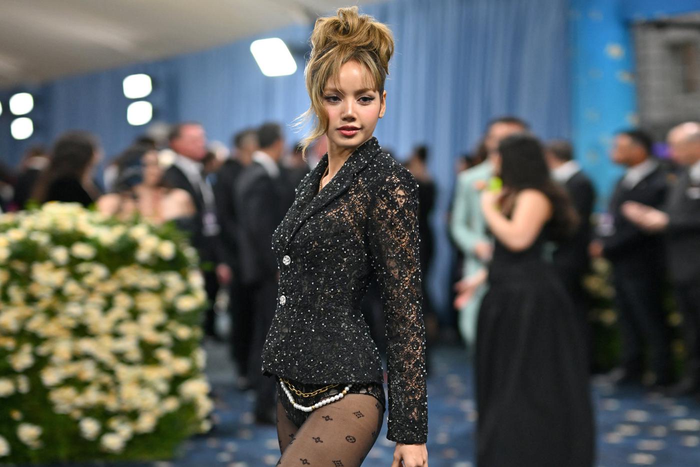 Образ Лисы из Blackpink на Met Gala вызвал волну критики: что происходило в мире моды и красоты на этой неделе