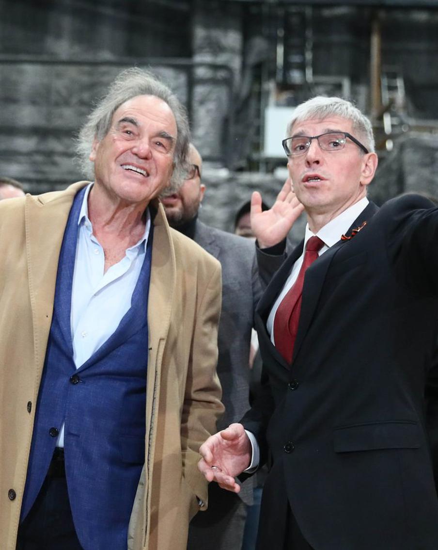 Оливер Стоун не против снять кино в Москве: голливудский режиссёр посетил кинопарк "Москино"