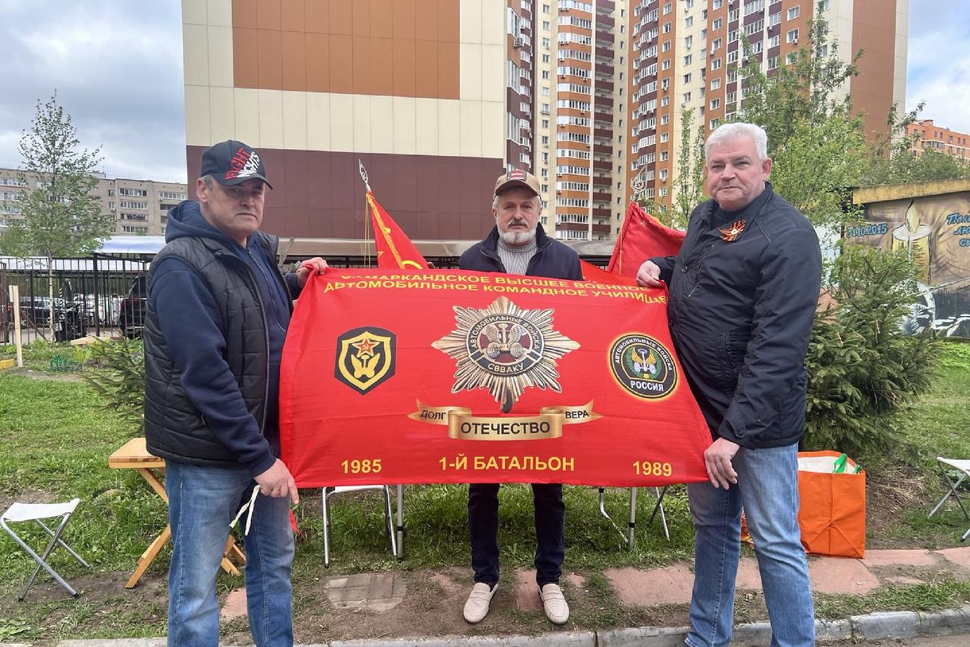Группа энтузиастов, помогающая фронту