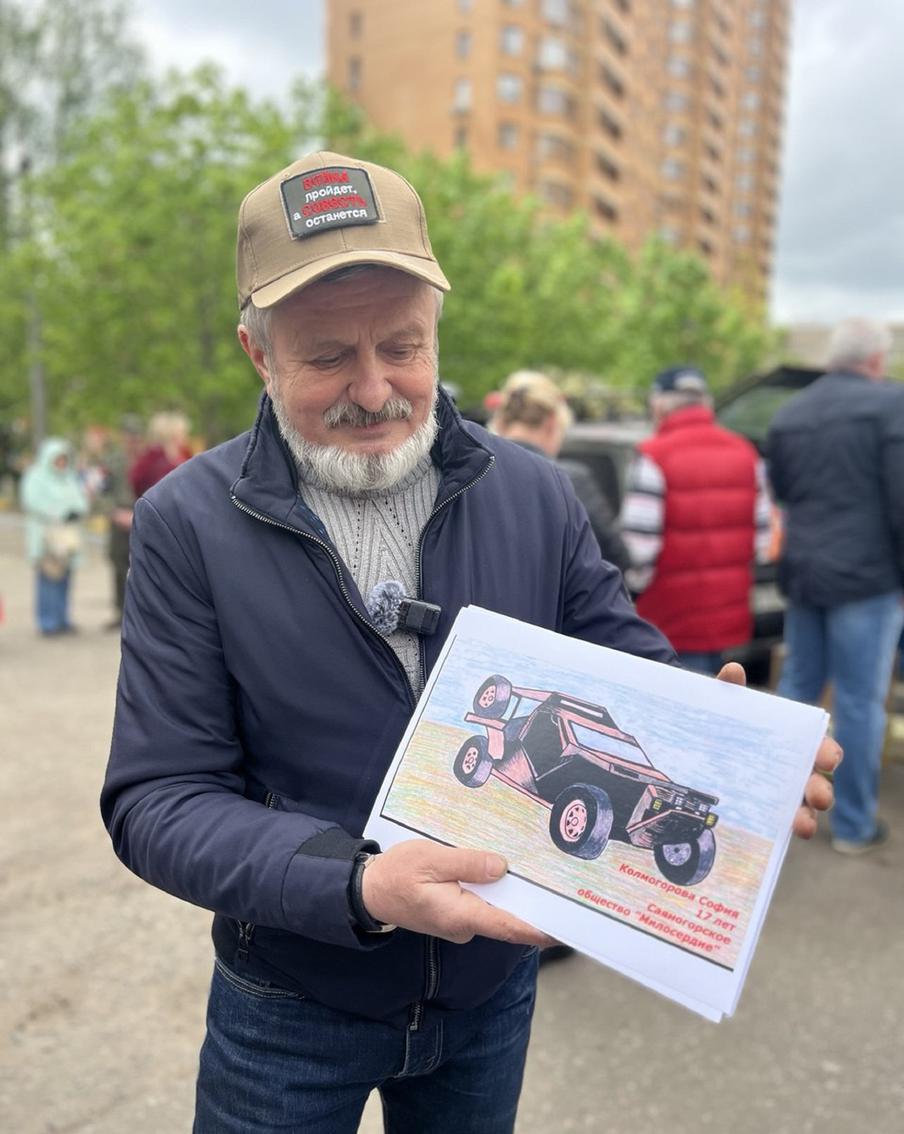 Сайгаков держит в руках рисунок, присланный ребёнком