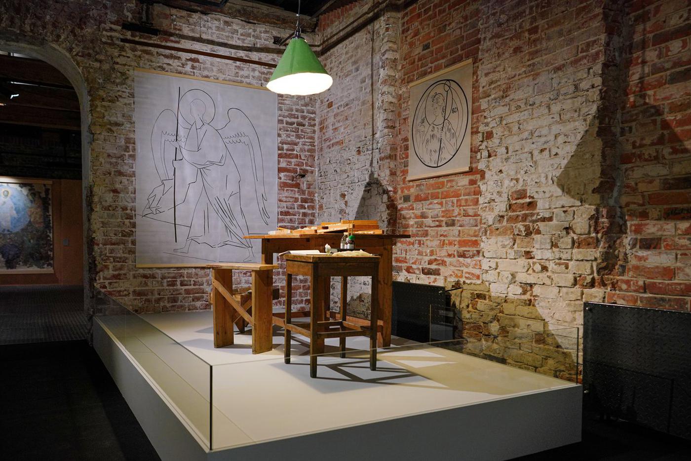 На выставке "Восстаёт во славе".