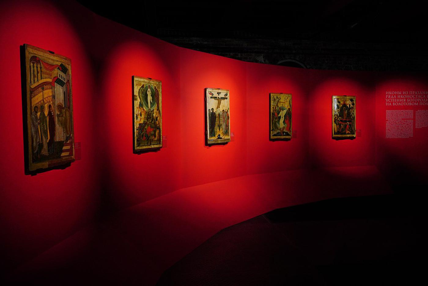 На выставке "Восстаёт во славе".