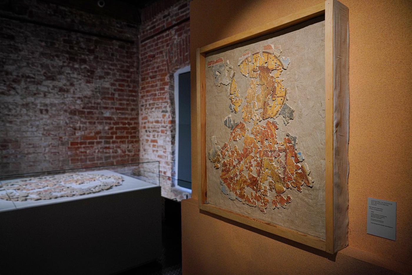 На выставке "Восстаёт во славе".