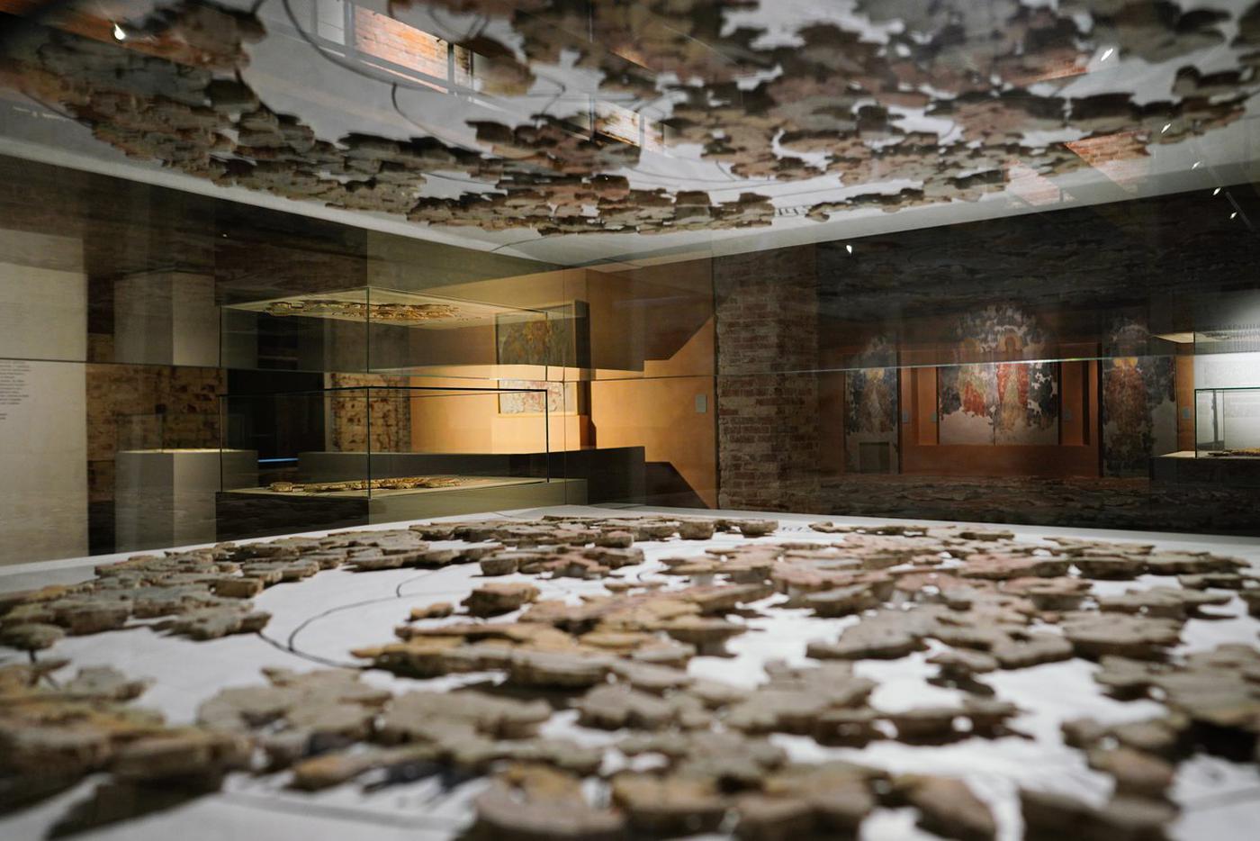 На выставке "Восстаёт во славе".