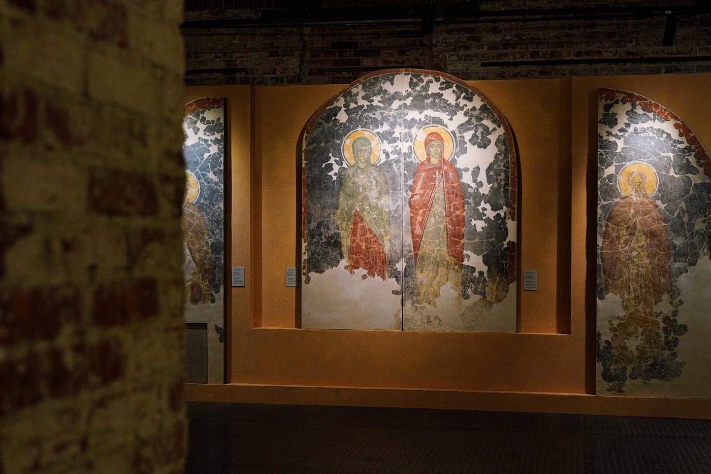 На выставке "Восстаёт во славе".