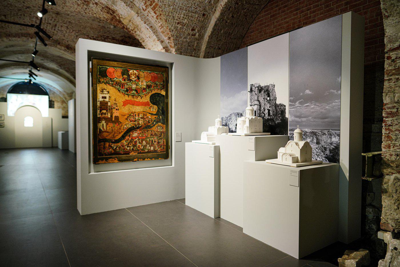 На выставке "Восстаёт во славе".