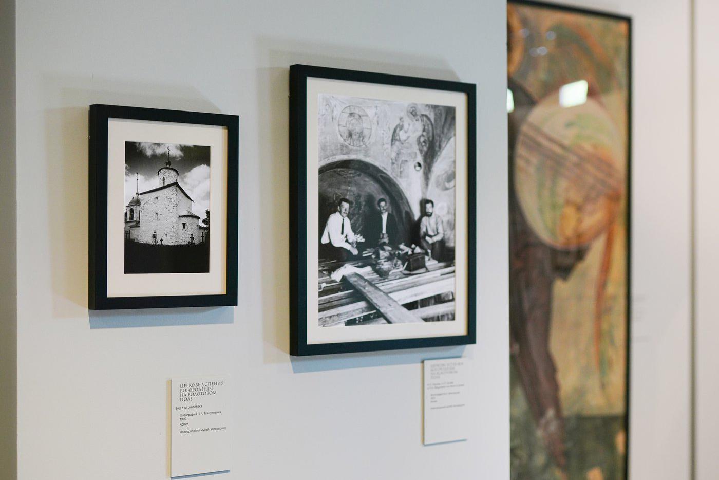 На выставке "Восстаёт во славе".