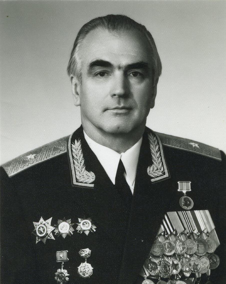 Юрий Нырков, генерал-майор, футболист высочайшего уровня (в том числе участник двух легендарных матчей СССР – Югославия на Олимпиаде в Хельсинки, после игр ЦДКА был расформирован).