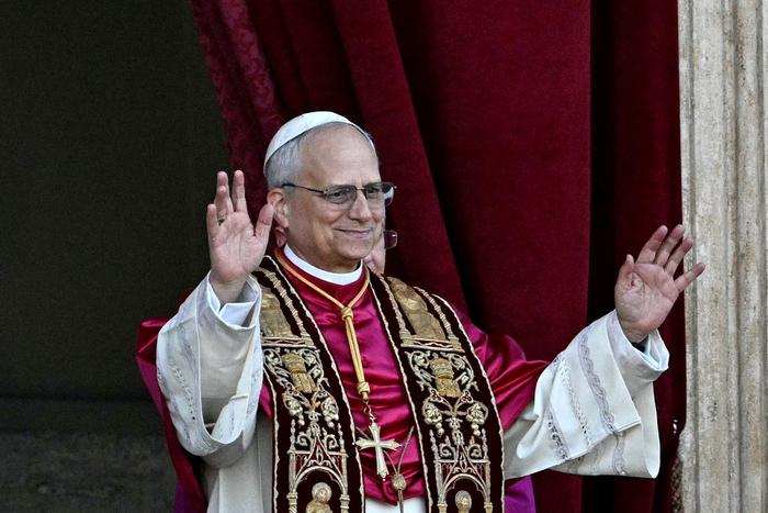 "Бог любит нас. Бог любит всех. Зло не победит": новым папой римским стал американец