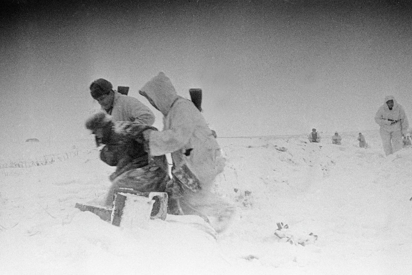 1943 год. Взвод советских разведчиков взял в плен "языка".