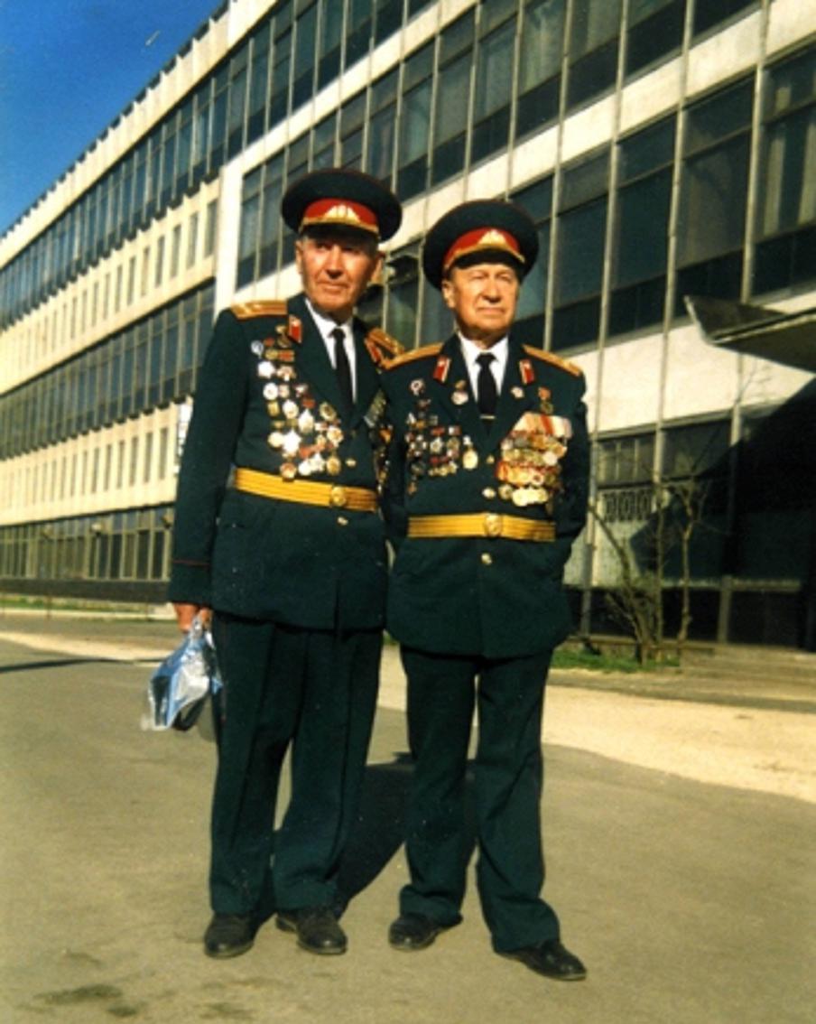 Мастер гимнастики и рукопашного боя Владимир Силин и боец Бажановской бригады ОМСБОН, чемпион СССР, лыжник Иван Мокропуло.