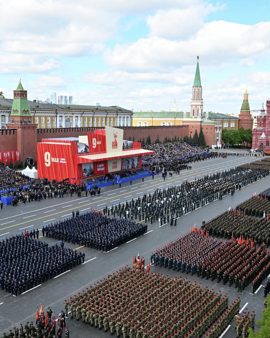 Легендарные зарубежные деятели искусств прибыли в Москву, чтобы посмотреть юбилейный парад Победы на Красной площади