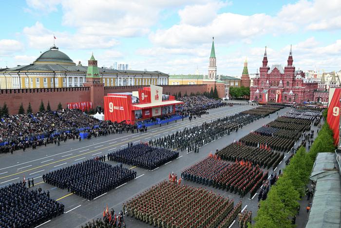 Легендарные зарубежные деятели искусств прибыли в Москву, чтобы посмотреть юбилейный парад Победы на Красной площади