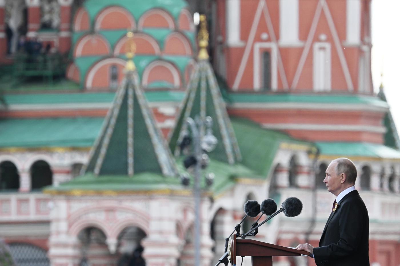 Президент РФ Владимир Путин выступает на Красной площади в Москве на военном параде, посвященном 80-летию Победы