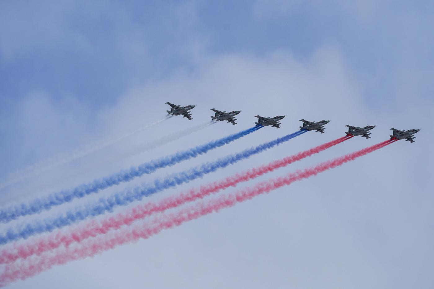 Юбилейный парад Победы на Красной площади завершился пролётом российских истребителей