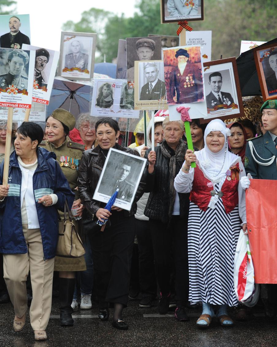 Сотни людей поучаствовали в аналогичной "Бессмертному полку" акции на территории Казахстана