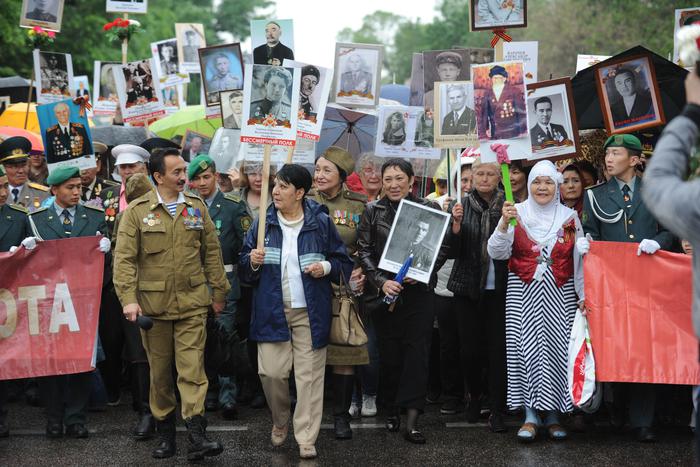 Сотни людей поучаствовали в аналогичной "Бессмертному полку" акции на территории Казахстана