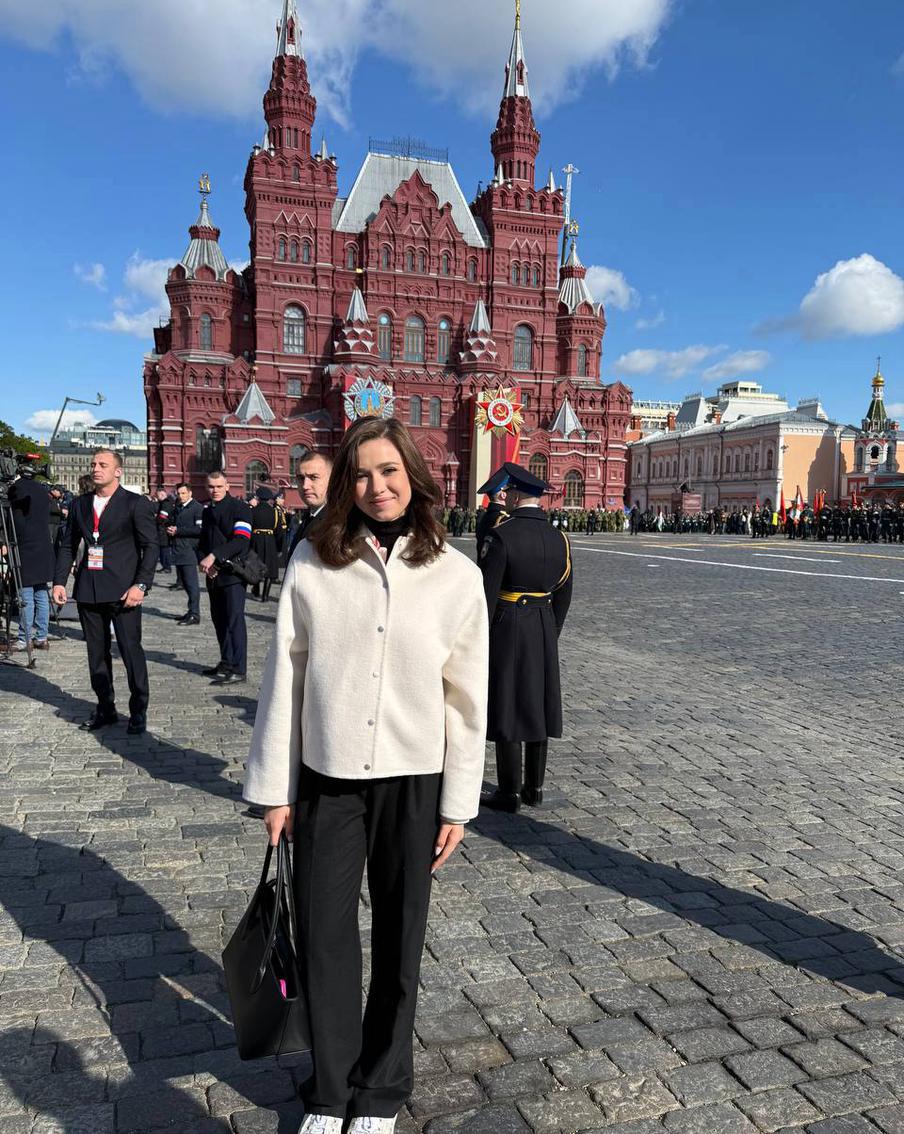 Российская фигуристка Камила Валиева посетила прошедший в Москве 9 мая парад Победы