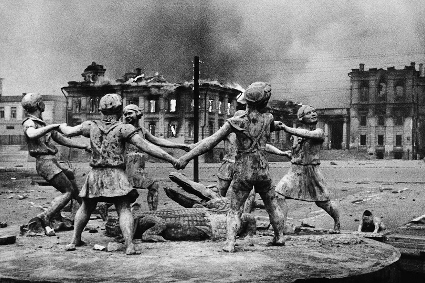 Эммануил Евзерихин. "Сталинград. Фонтан". 23 августа 1942 года. Серебряно-желатиновый отпечаток. Собрание МАММ.