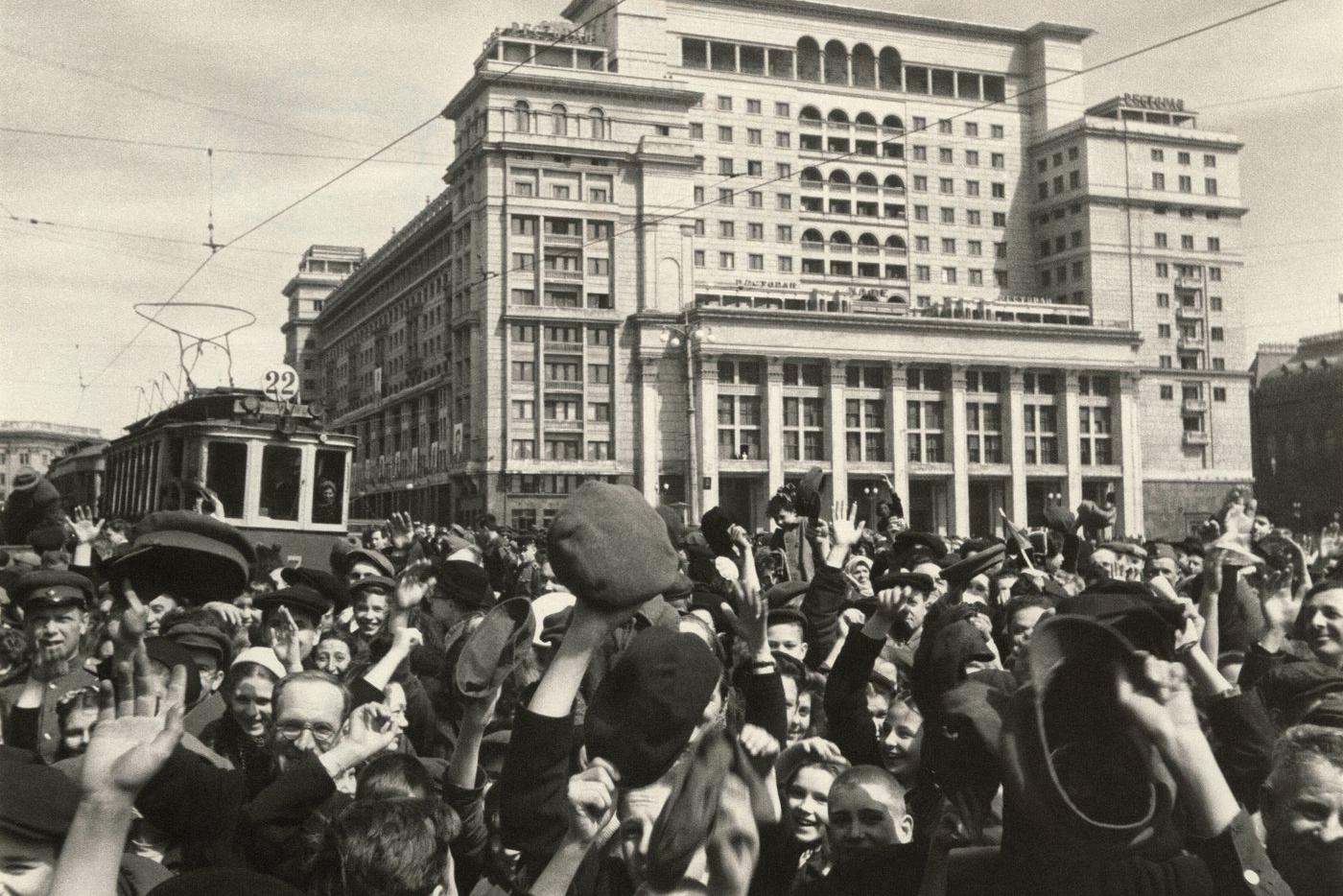 Александр Устинов. "День Победы на Манежной площади". Москва. 1945 год. Серебряно-желатиновый отпечаток. Частное собрание. Планируется к приобретению в коллекцию музея.