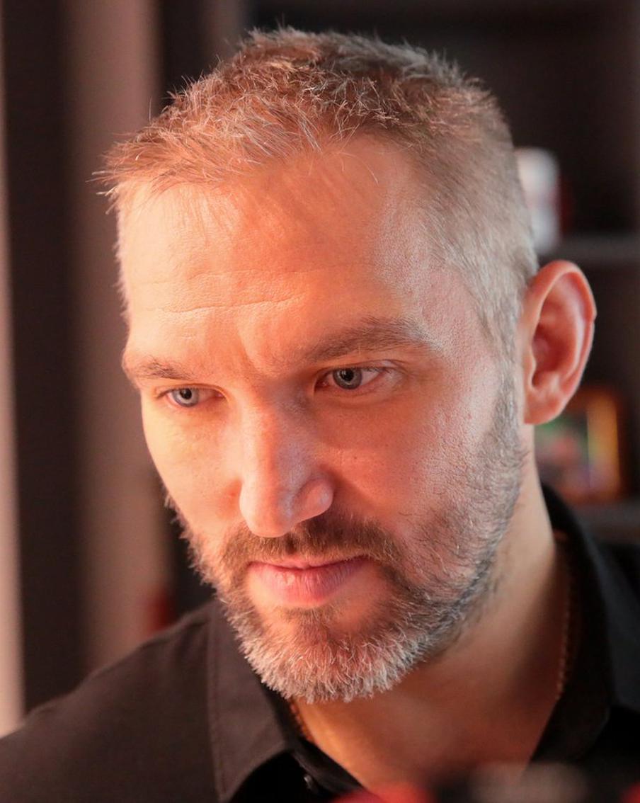 Овечкину клюшкой до крови разбили губу в матче с "Каролиной" в плей-офф НХЛ