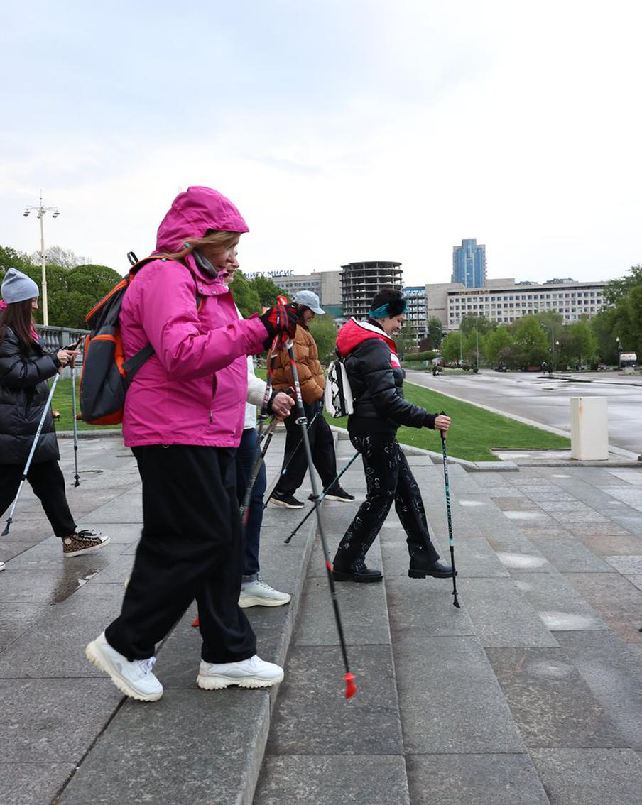 Бороться с раком москвичам помогают кроссовки и палки: в парке Горького проводят тренировки по скандинавской ходьбе для онкопациентов