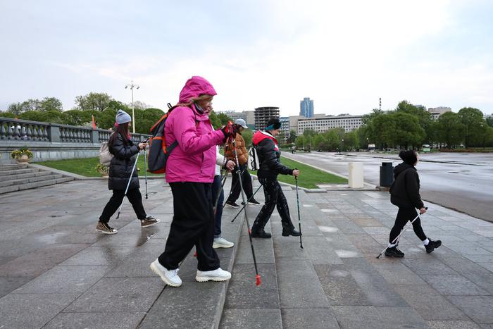 Бороться с раком москвичам помогают кроссовки и палки: в парке Горького проводят тренировки по скандинавской ходьбе для онкопациентов