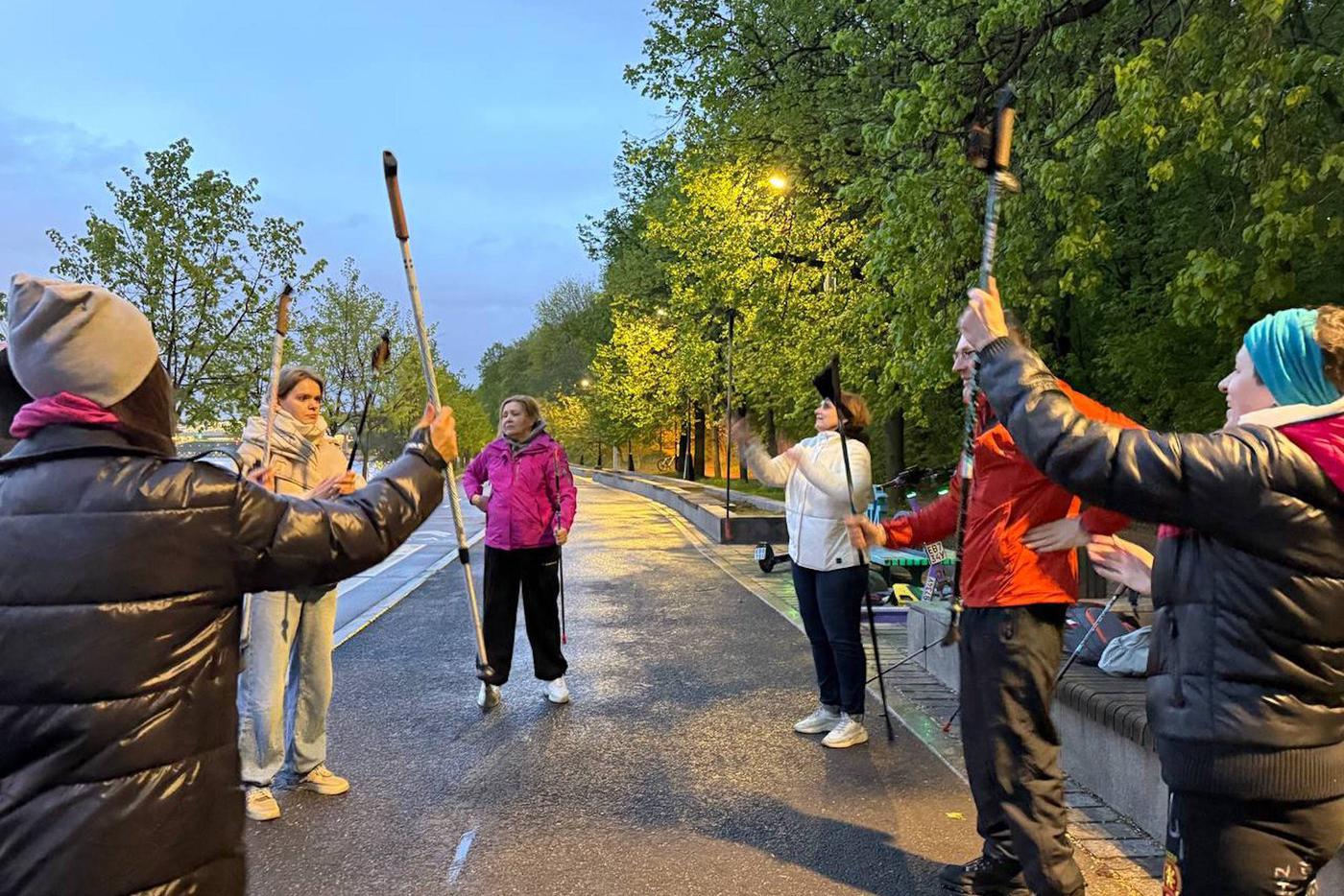 Самое сложное задание от Виктора во время заминки – слегка подбросить обе палки в вертикальном положении и перехватить их, поменяв положение рук: правой рукой схватить левую палку и наоборот. Опытные спортсменки умудрялись добавить ещё и хлопок в ладоши.